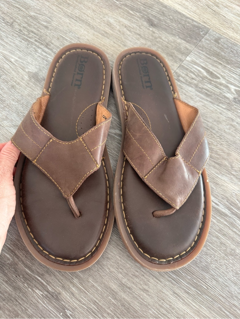 Born brown leather thong sandals featuring contrast stitching and the Børn logo